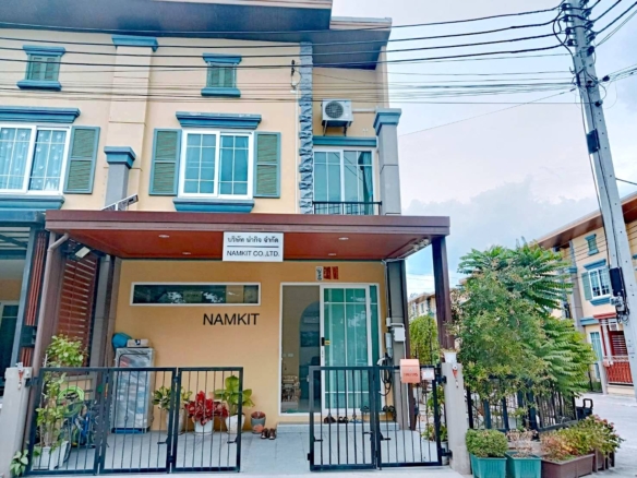 ทาวน์โฮม โกลเด้นทาวน์ เพชรเกษม