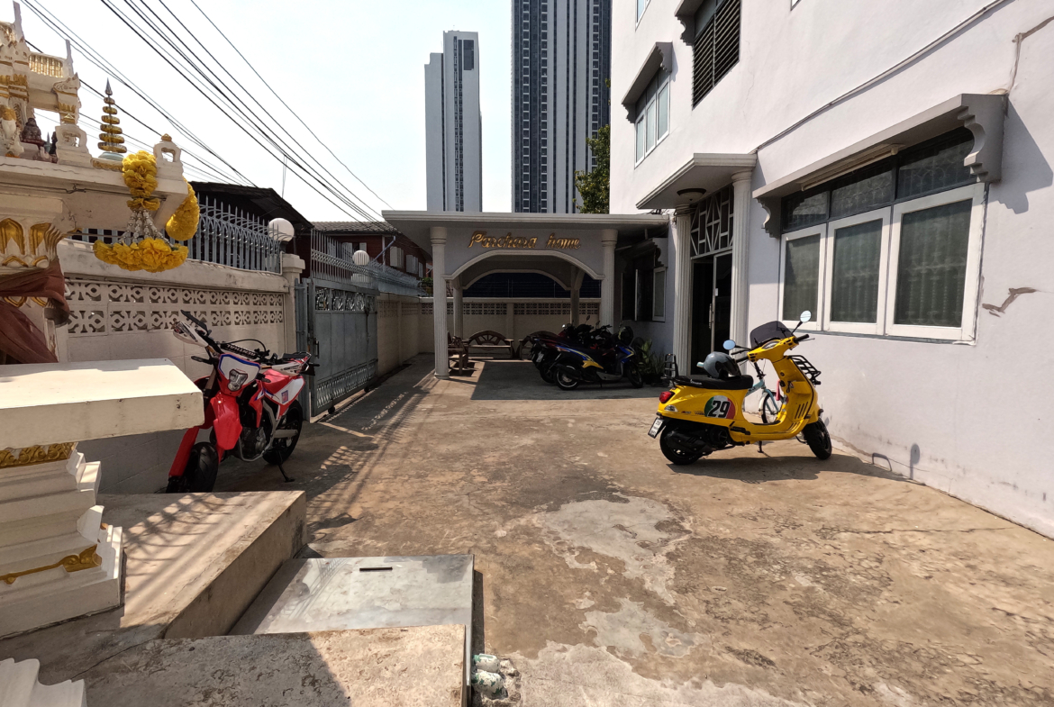 พัชรอพาร์ทเม้นท์ ประชาราษฎร์ สาย1 ซ.32